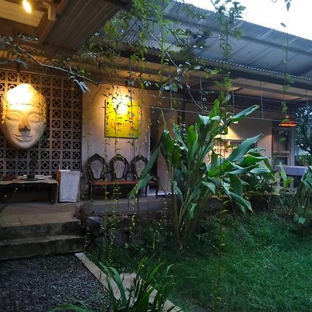 Condro Wulan Hostel Malang Exterior foto